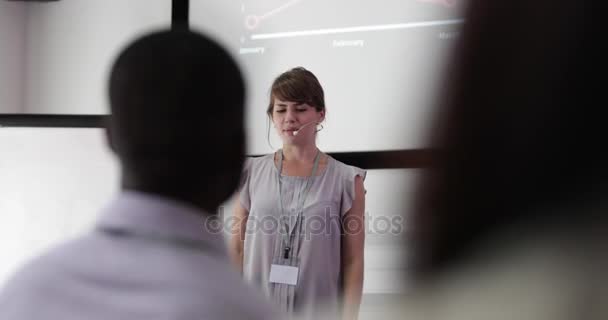 Jonge Vrouwelijke Uitvoerend Spreken Een Conferentie — Stockvideo