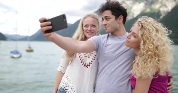 Amigos Tomando Una Selfie Vacaciones — Vídeos de Stock