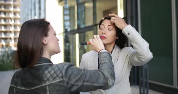 Présentateur Télévision Dont Maquillage Est Appliqué Sur Place — Video