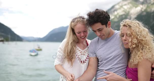 Amici Che Fanno Selfie Vacanza — Video Stock