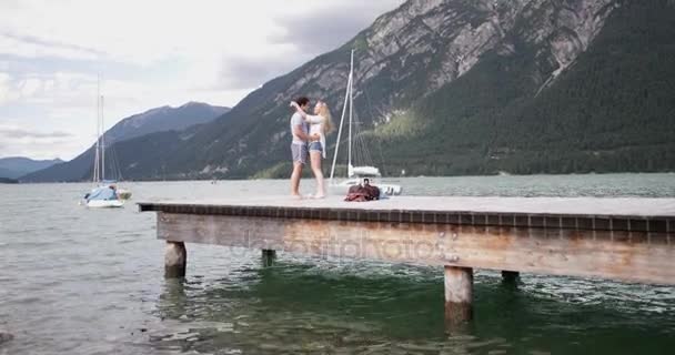 Cuplu Sărutat Jetty — Videoclip de stoc