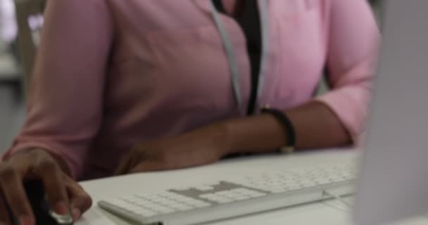 Geschäftsfrau Benutzt Computer Leerem Büro — Stockvideo