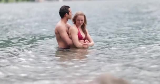 Pareja Enamorada Lago — Vídeo de stock