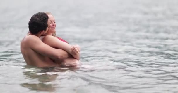 Casal Apaixonado Lago — Vídeo de Stock