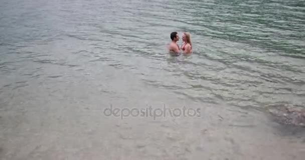 湖での愛のカップル — ストック動画