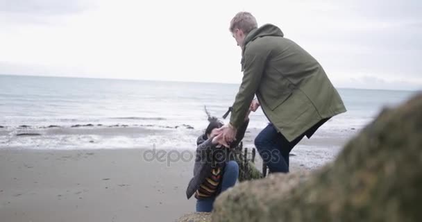 Petit ami aider petite amie — Video