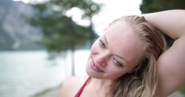 Gölde Yüzme Sonra Genç Yetişkin Kadın — Stok video