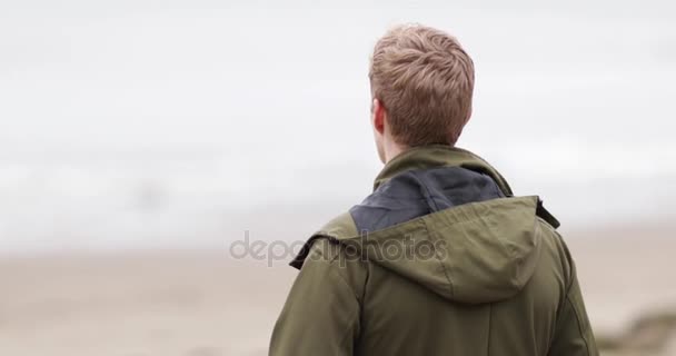 Mladý muž v zimní přestávce beach — Stock video