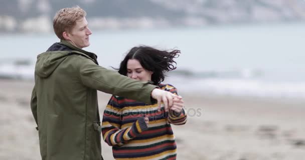 Casal jovem dançando em uma praia — Vídeo de Stock