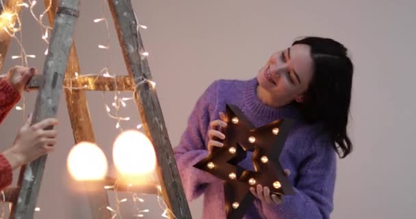 Amici che decorano un albero di Natale alternativo — Video Stock