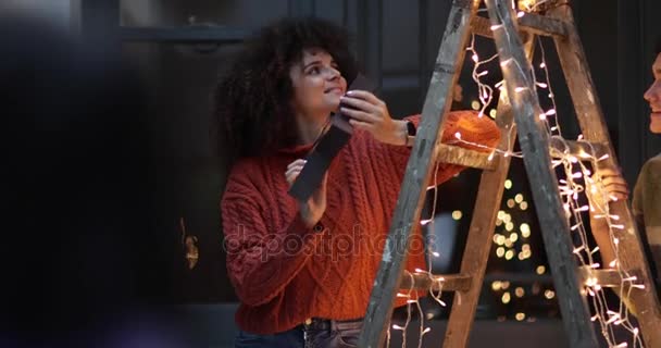 Couple decorating an alternative christmas tree — Stock Video