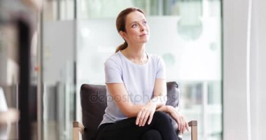 İşkadını güvenle kameraya bakıyor