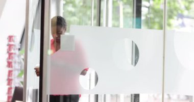 Onun smartphone kullanarak ofiste gelen çalışan