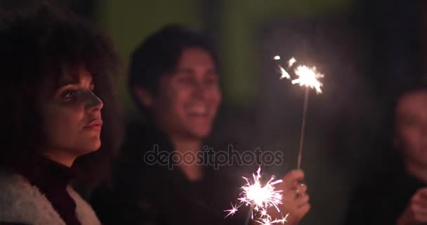 Amigos se divertindo com sparklers — Vídeo de Stock