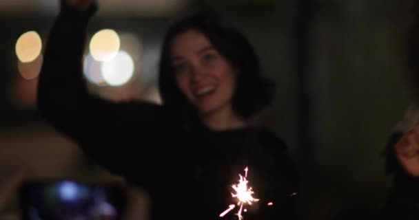 Friend videoing with smartphone sparklers — Stock Video