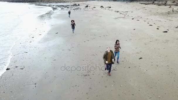 Φίλοι που τρέχει κατά μήκος της παραλίας — Αρχείο Βίντεο