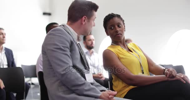 Geschäftskollegen Sprechen Auf Einer Konferenz — Stockvideo