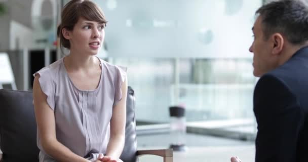 仕事のためにインタビューされている若い女性実業家 — ストック動画