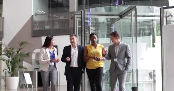 Equipe Negócios Caminhando Pela Recepção Escritório — Vídeo de Stock