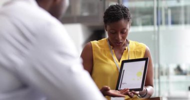 İşkadını bir toplantıda dijital tablet kullanma