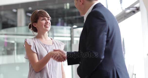 Junge Unternehmerin Bekommt Einen Job Angeboten — Stockvideo