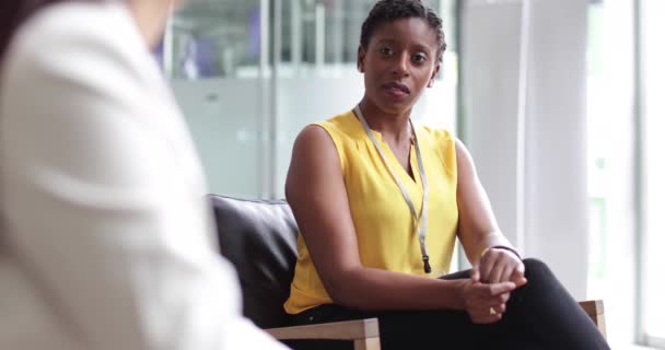 Geschäftsfrau Hört Bei Einem Treffen — Stockvideo