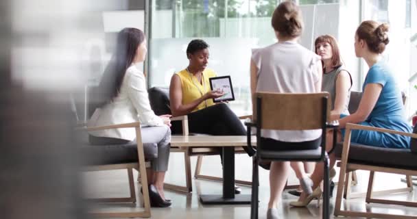 Mulher Negócios Uma Reunião Usando Tablet Digital — Vídeo de Stock