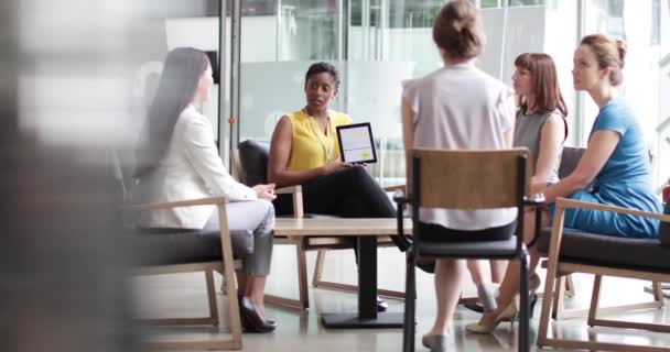 Empresaria Una Reunión Usando Una Tableta Digital — Vídeo de stock