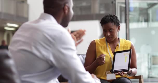 Empresaria Una Reunión Usando Una Tableta Digital — Vídeo de stock