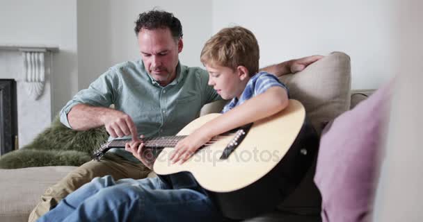 Pai Ensinando Filho Como Tocar Guitarra — Vídeo de Stock