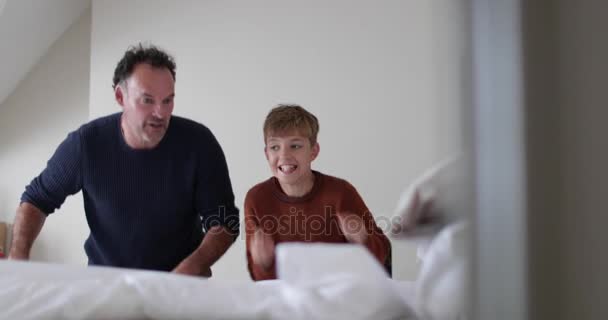Πατέρας Και Γιος Άλμα Στο Πρόσφατα Κατασκευασμένο Κρεβάτι — Αρχείο Βίντεο