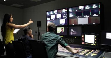 Bir televizyon stüdyosunda bir kontrol odasında operatörleri
