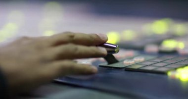 Tv kontrol oda teknolojisi işletim el Close-Up