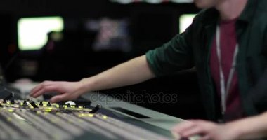 İş kontrol odasında TV operatörü