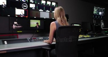 Kontrol odasında bir Tv yapımcısı portresi