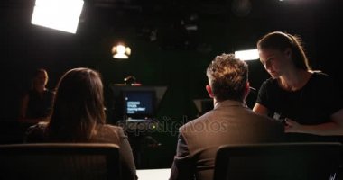 Sette uygulanan makyaj olan Tv sunucusu