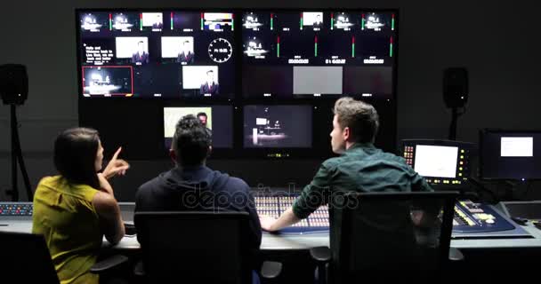 Operadores Uma Sala Controle Estúdio Televisão — Vídeo de Stock