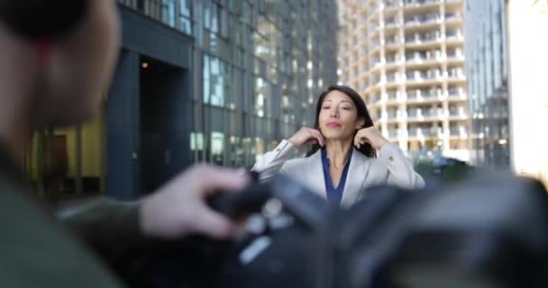 Présentateur Télévision Dont Maquillage Est Appliqué Sur Place — Video