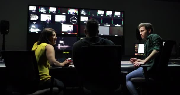 Τηλεοπτικό Συνεργείο Έχοντας Συνάντηση Στην Αίθουσα Ελέγχου — Αρχείο Βίντεο