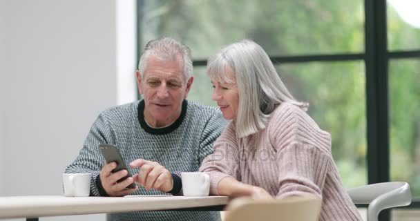 Pareja mayor mirando un smartphone — Vídeos de Stock