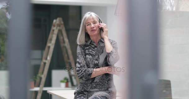 Старша бізнес-леді на смартфоні — стокове відео
