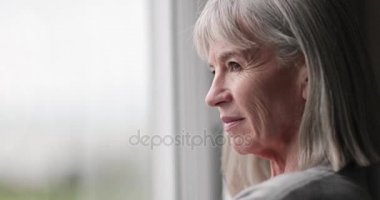 Üst düzey kadın pencereden dışarı bakıyor 