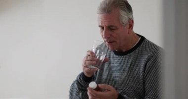Son sınıf öğrencisi ilaç alıyor.