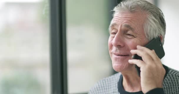 Starší muž používající smartphone — Stock video