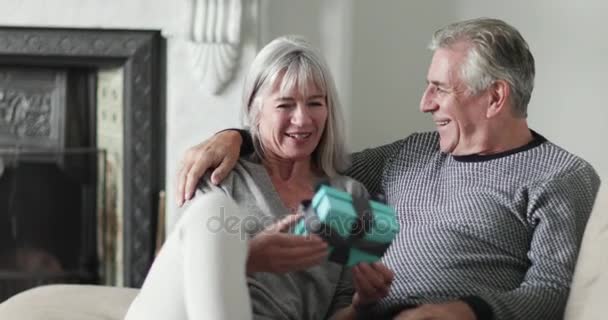 Pareja mayor con un regalo — Vídeos de Stock