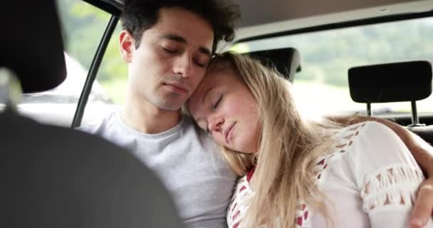 Pareja Dormida Parte Trasera Del Coche — Vídeos de Stock