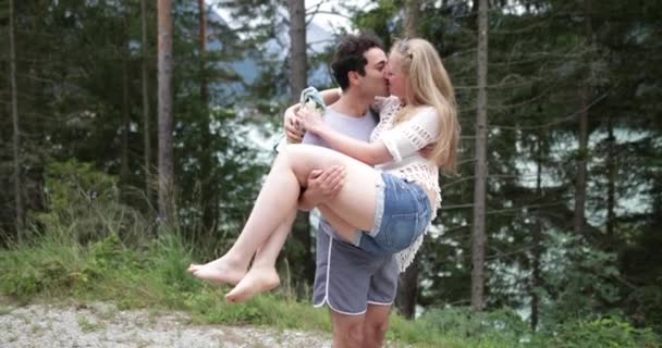 Pareja Besándose Bosque — Vídeo de stock