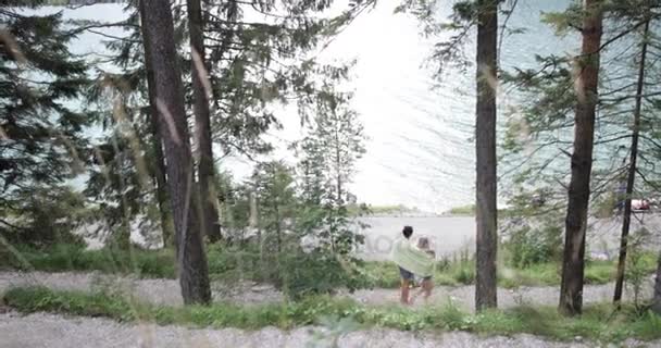ひと泳ぎした森を歩くカップル — ストック動画