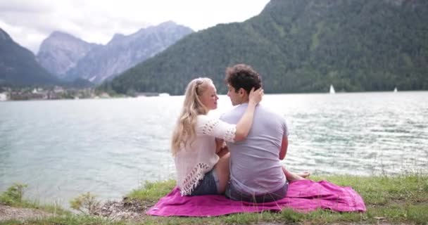 Casal Beijando Por Lago — Vídeo de Stock