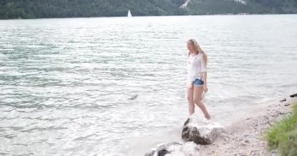 Joven Mujer Adulta Caminando Descalza Lago — Vídeos de Stock